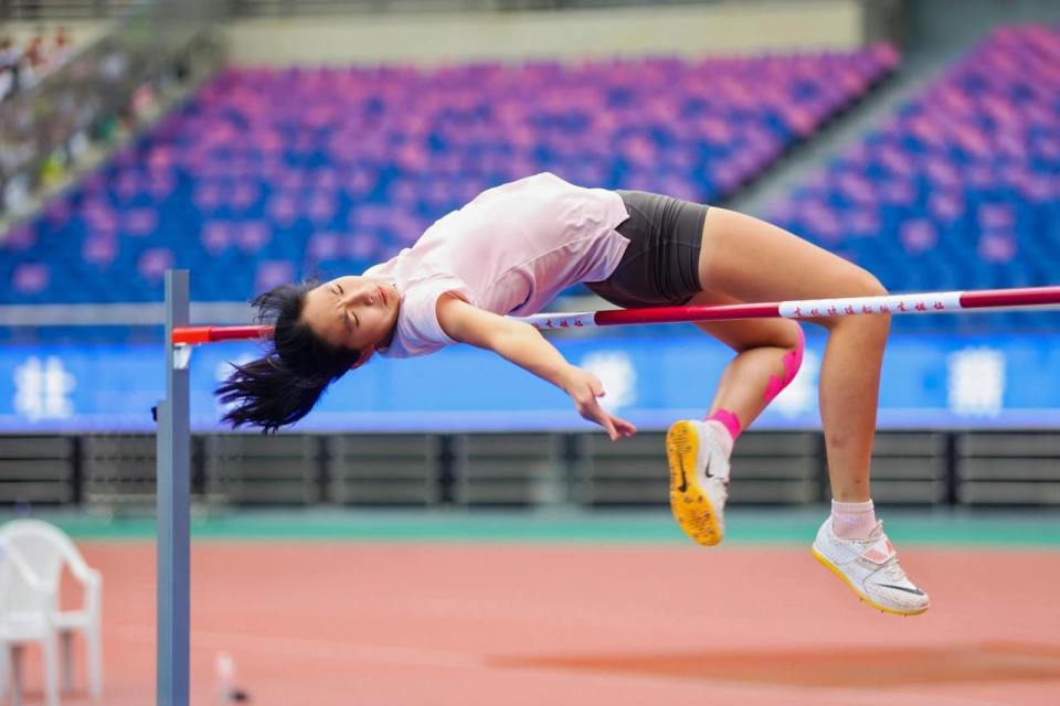 越可, 届田径运动, 全场响起雷